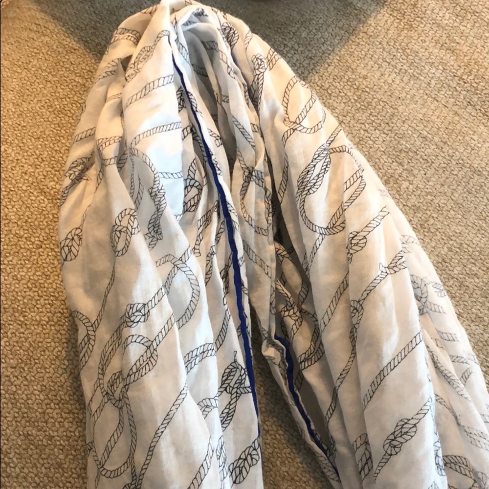 Coco & Lilly 100% cotton wrap in white and navy